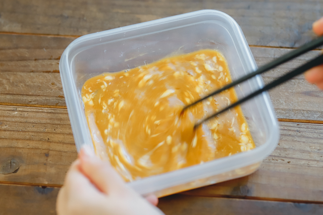 豚キムチレンチンチャーハンの作り方| 調味料はあらかじめ卵と混ぜ合わせておく
