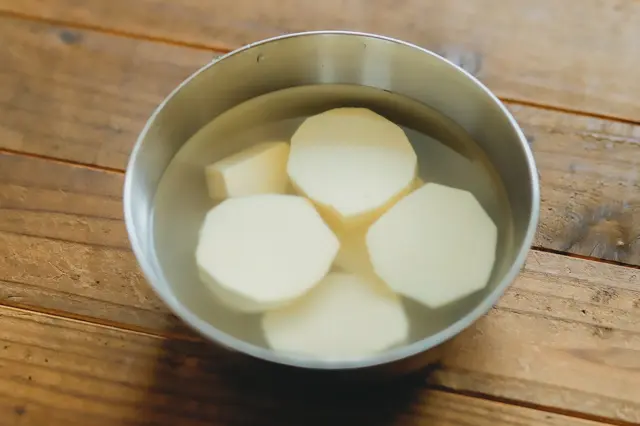 台湾スイーツ「芋圓」レシピ|さつまいもは輪切りにし、水にさらす