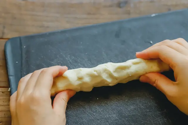 台湾スイーツ「芋圓」レシピ|まずは握るようにのばす