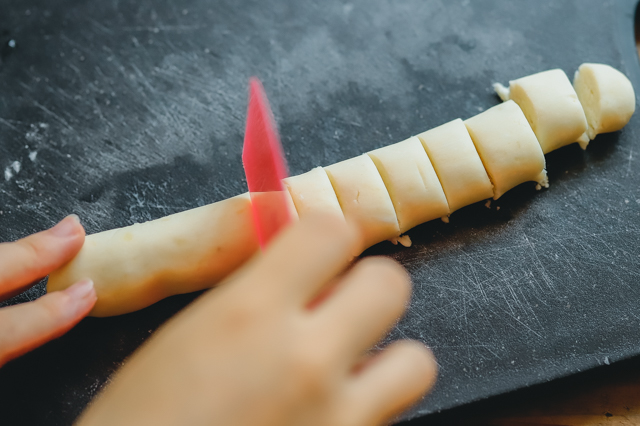 台湾スイーツ「芋圓」レシピ|食べやすい大きさにカット