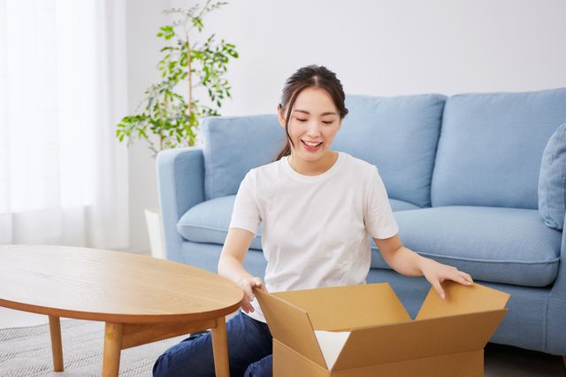 引越しの準備をする女性