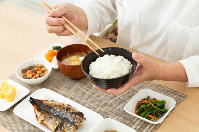 美味しい食事をとる一人暮らしの女性