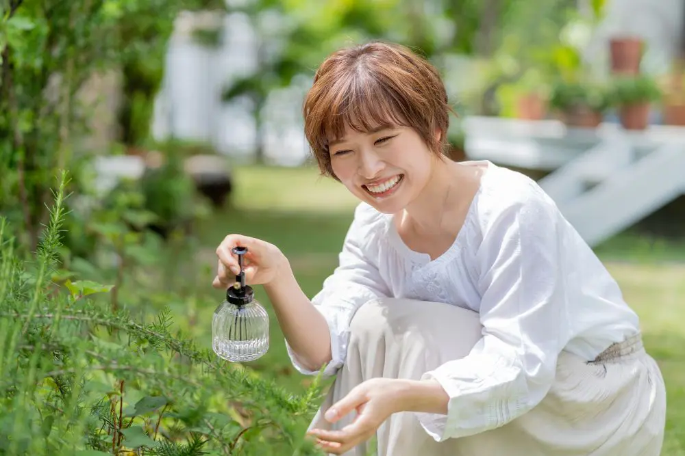 専用庭を楽しむ女性