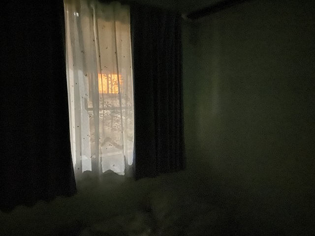 真っ暗な部屋