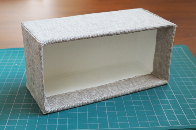 牛乳パック小物入れの作り方：箱の内側にはつまようじを使ってボンドを塗ると作業しやすい