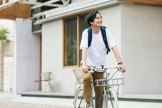 自転車に乗る男性