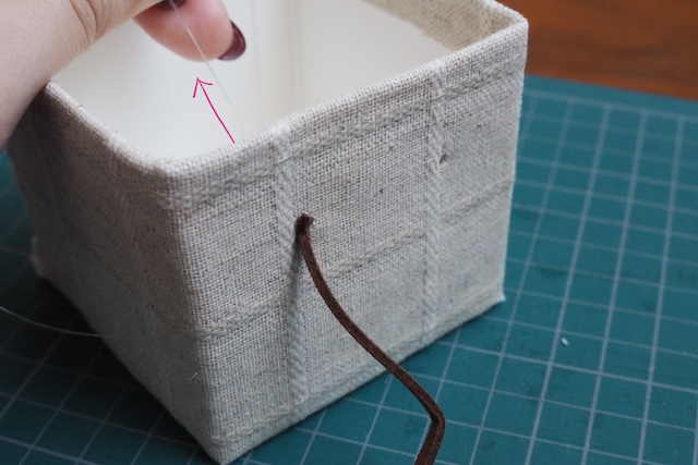 牛乳パック小物入れの作り方：目打ちの穴が小さくても革紐を通すことができる