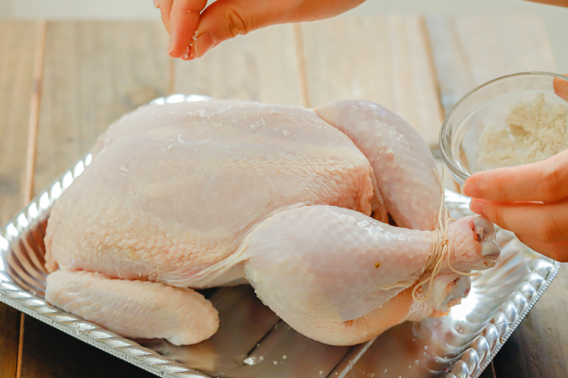 丸鶏のフライパンローストチキンの作り方｜塩をすり込む