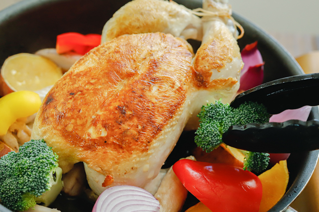 丸鶏のフライパンローストチキンの作り方｜火の通りやすい野菜は後から