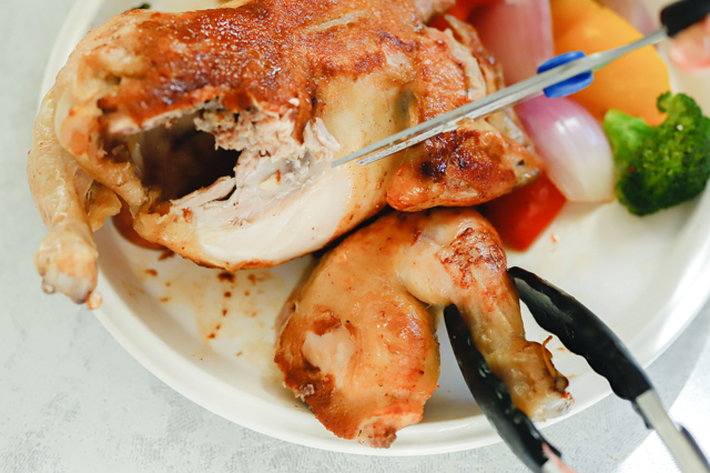 丸鶏のフライパンローストチキンの作り方｜肉汁があふれ出す！