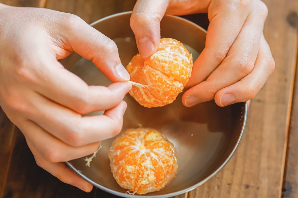 フルーツ大福の作り方:重曹の力でするっと薄皮がむける