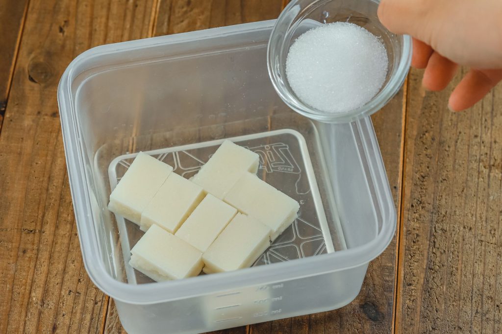 フルーツ大福の作り方:このあと混ぜるので、もちを入れる容器は深さのあるものを