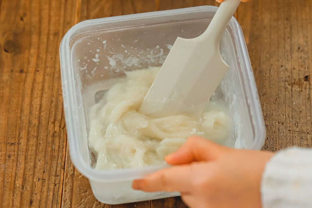 フルーツ大福の作り方:水が生地になじむまで、ゴムべらなどで練り混ぜる