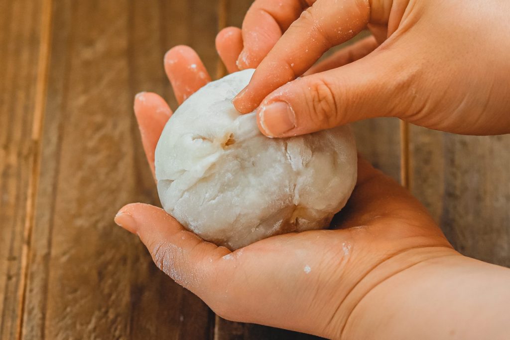 フルーツ大福の作り方:包み終わりは指でつまむようにしてとじる