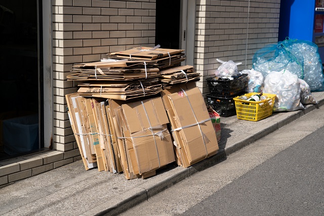 資源の回収に出されているダンボール