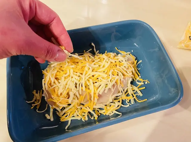 【業務田スー子のかんたんレシピ】業務スーパーのサラダチキンのアレンジレシピの作り方1_サラダチキンにチーズをかける