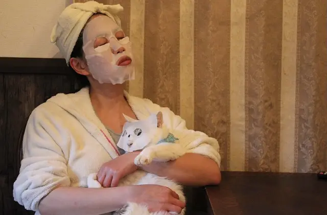 【業務田スー子のかんたんレシピ】フェイスパックをしながら猫を抱く業務田スー子さん