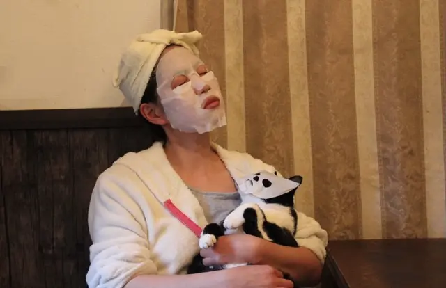 【業務田スー子のかんたんレシピ】フェイスパックをしながら猫を抱く業務田スー子さん