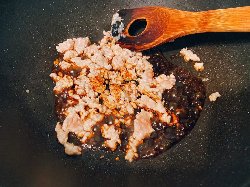 業務田スー子の簡単レシピ_野菜たっぷりビビンバの作り方_ひき肉などの材料を入れて炒める