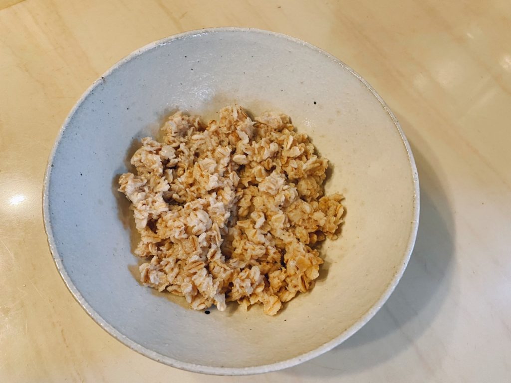 業務田スー子の簡単レシピ_野菜たっぷりビビンバの作り方_米化したオートミールを器に盛っておく