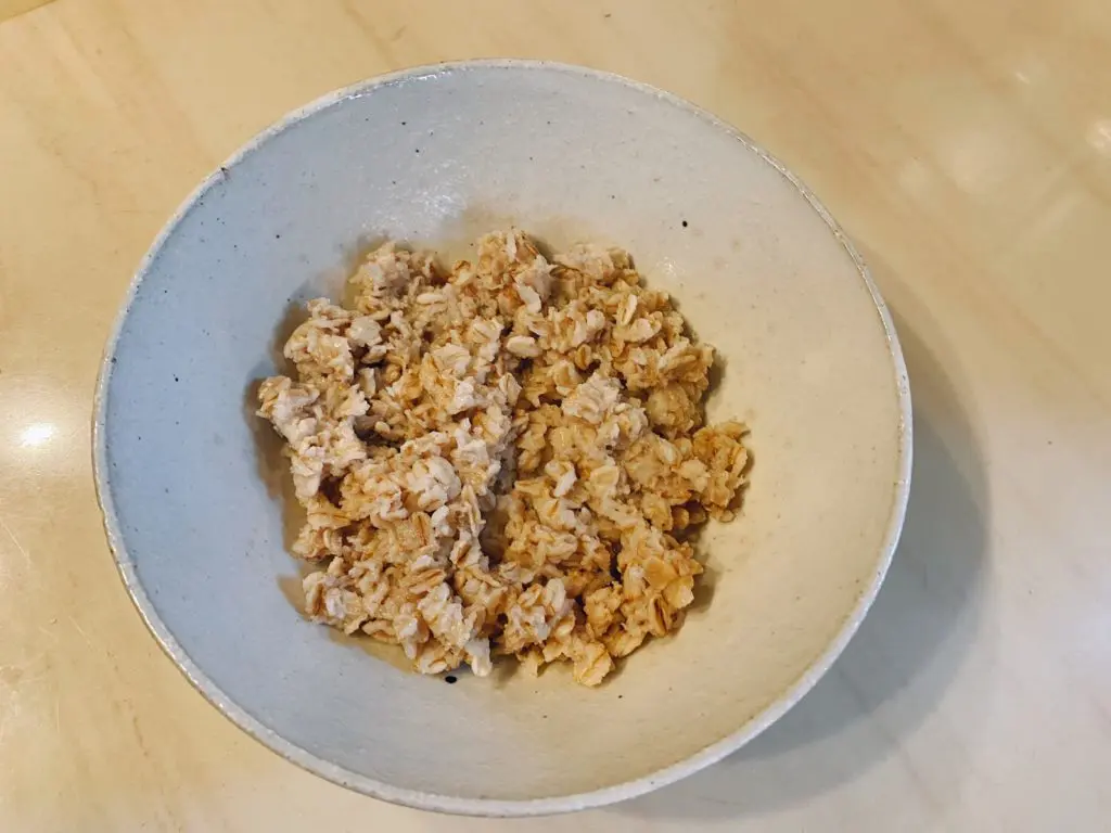 業務田スー子の簡単レシピ_野菜たっぷりビビンバの作り方_米化したオートミールを器に盛っておく