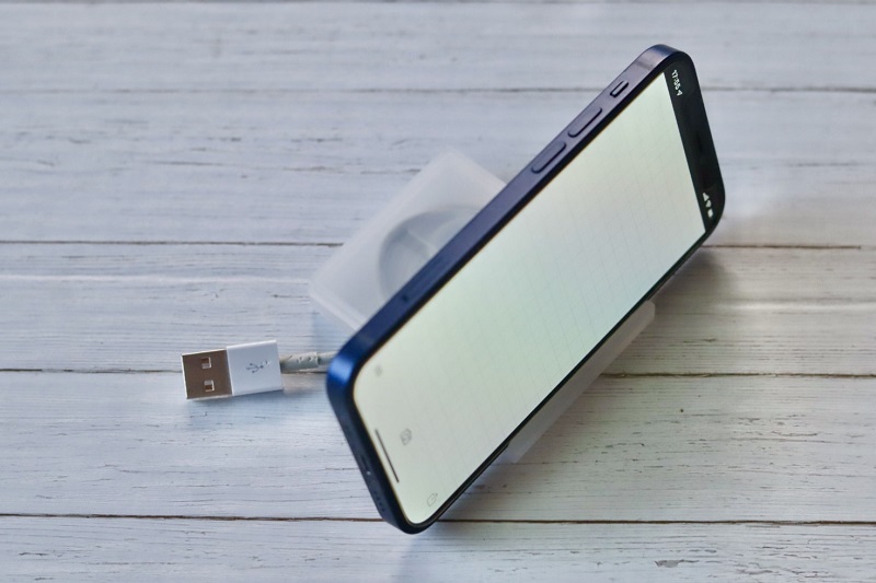 スマホをサッと立てかけるのに便利です