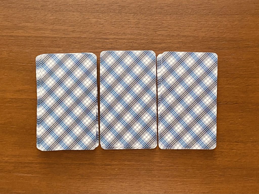 タロットカードを3つの山に分ける