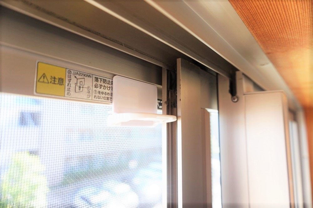「アルミ網戸ストッパー」と比べ、でっぱりが大きい