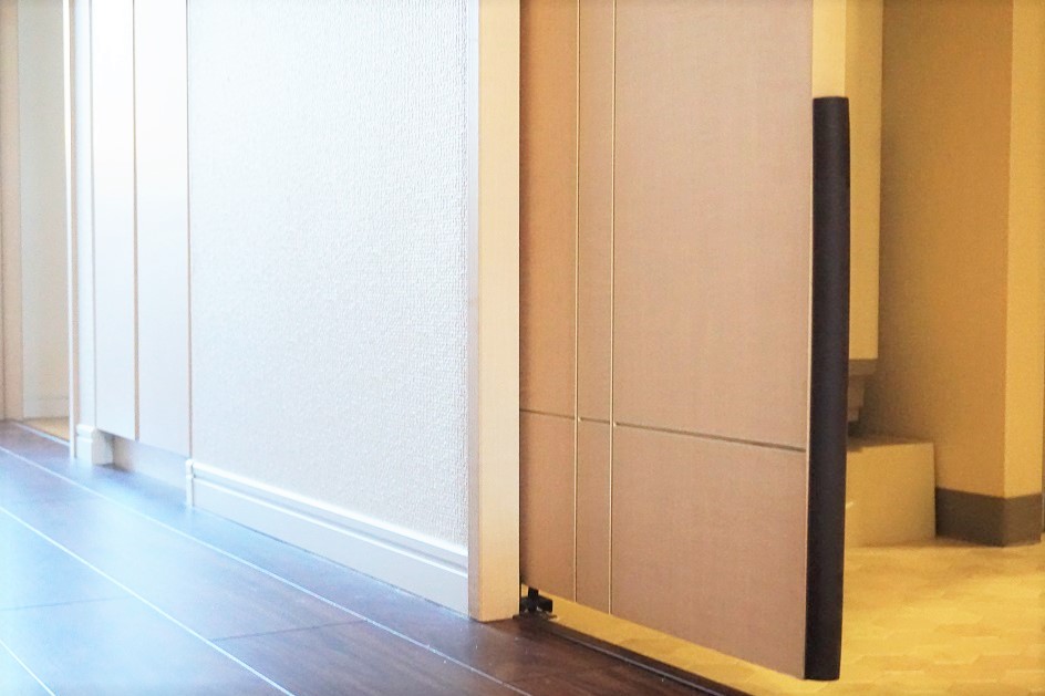 引き戸の間口には、かまぼこ型の「ぶつかり防止クッション」を
