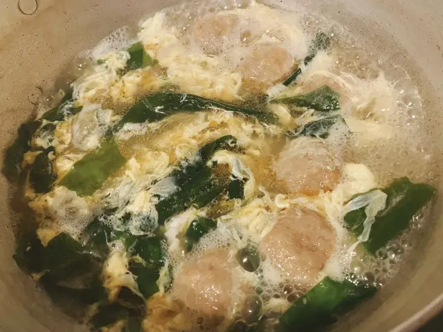 業務田スー子のかんたんレシピ_冷凍肉団子使い倒しレシピ_とkぃ卵を加えてかき混ぜる