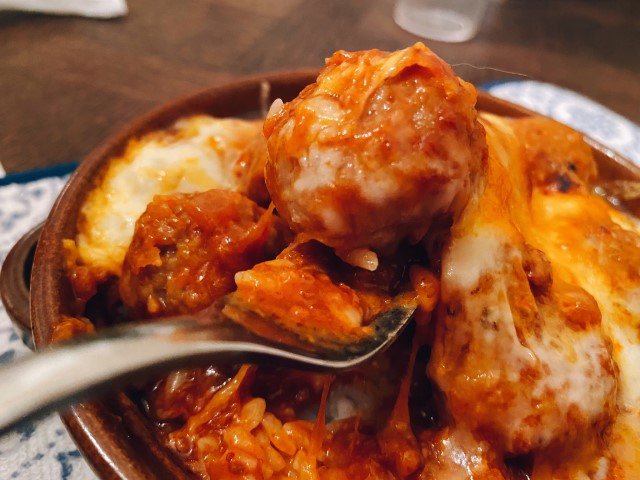 業務田スー子のかんたんレシピ_冷凍肉団子使い倒しレシピ_ダブルミートドリアを食べる