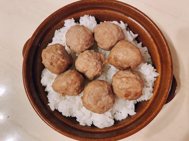 業務田スー子のかんたんレシピ_冷凍肉団子使い倒しレシピ_グラタン皿にご飯をよそい業務スーパーの冷凍ミートボールをのせる