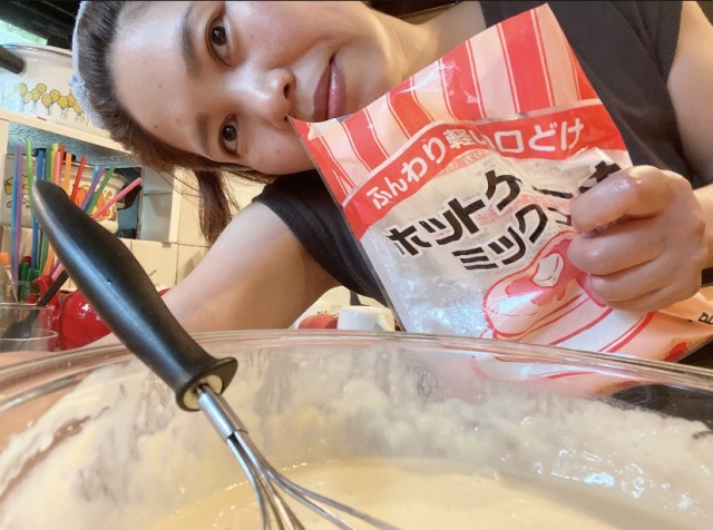 業務田スー子のかんたんレシピ_冷凍肉団子使い倒しレシピ_ホットケーキミックスを持った業務田スー子さん