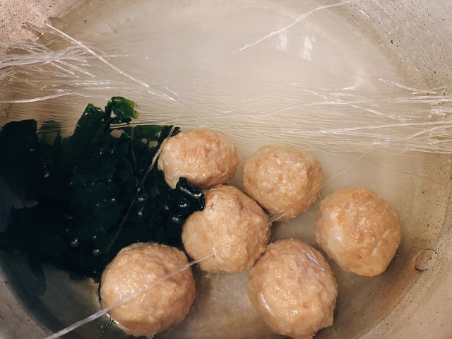 業務田スー子のかんたんレシピ_冷凍肉団子使い倒しレシピ_鍋に卵、醤油、胡麻油以外の材料を入れ火にかける。