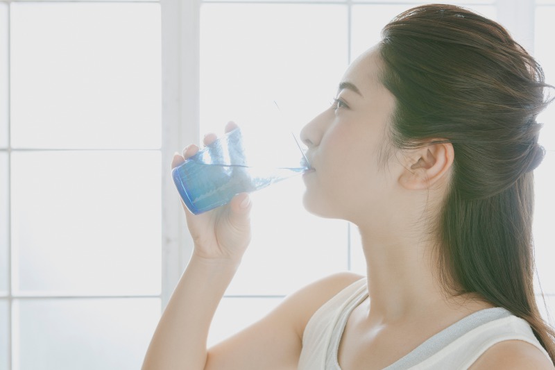 便秘解消レシピ 水を飲む女性