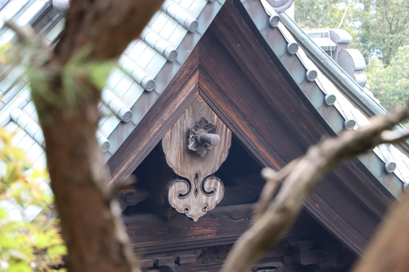 蜂対策　寺の軒先