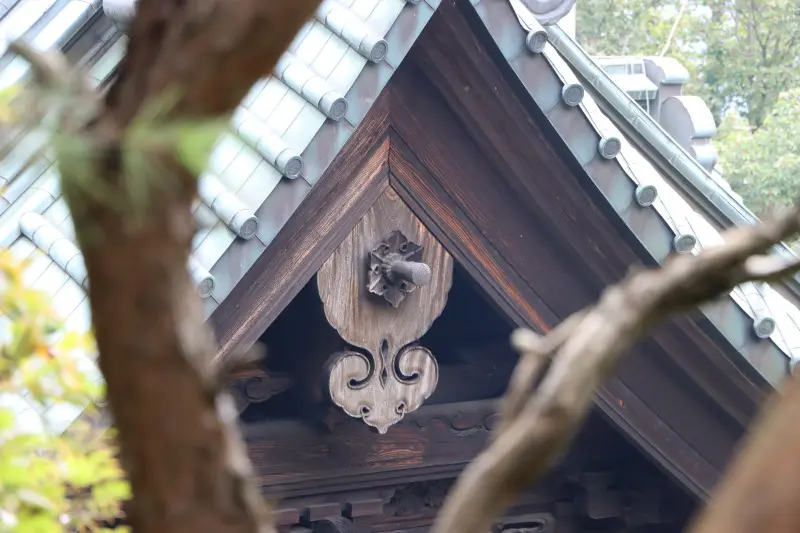 蜂対策 寺の軒先