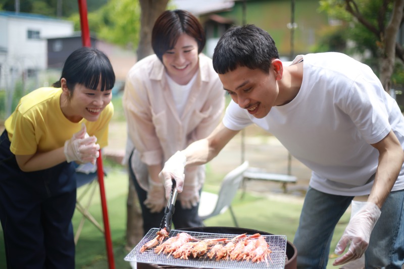 蜂対策　バーベキューをする男女