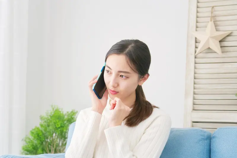 蜂対策 電話をする女性