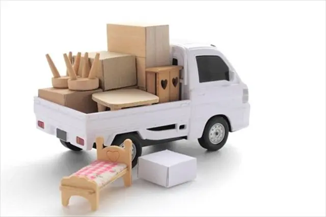 引っ越しの荷物を乗せた軽トラック