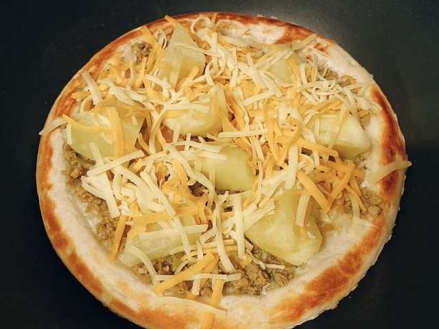 業務田スー子のかんたんアレンジレシピ_フライパンで作ろう簡単手作りピザ_アンチョビポテトピザ_ピザ生地にポテトとチーズをのせる