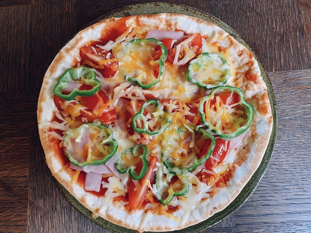 業務田スー子のかんたんアレンジレシピ_フライパンで作ろう簡単手作りピザ_ベーコントマトピザ