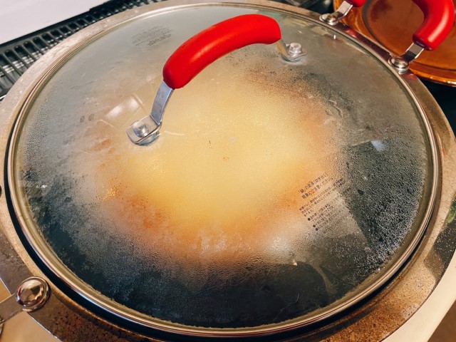 業務田スー子のかんたんアレンジレシピ_フライパンで作ろう簡単手作りピザ_大さじ1の水を入れ、蓋をし蒸し焼きにする。