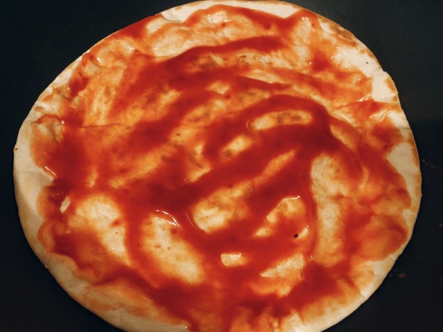 業務田スー子のかんたんアレンジレシピ_フライパンで作ろう簡単手作りピザ_焼いたピザ生地にピザソースをぬる