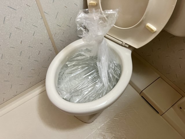 トイレ(便器)の中に設置された簡易水嚢