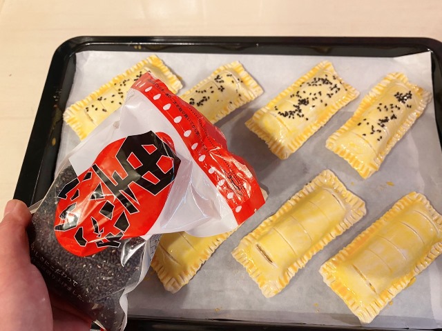できたパイに黒ごまを振りかける