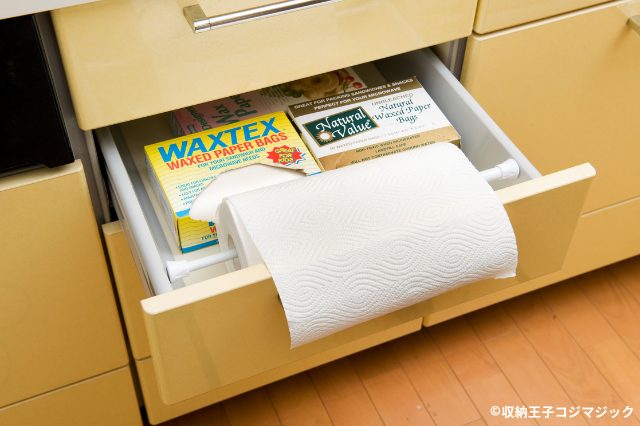 突っ張り棒でつくる浮かせるキッチンペーパー収納