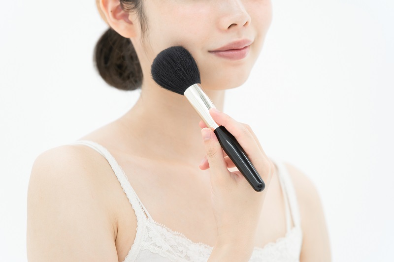 初心者におすすめのメイクブラシ①:ファンデーションブラシ