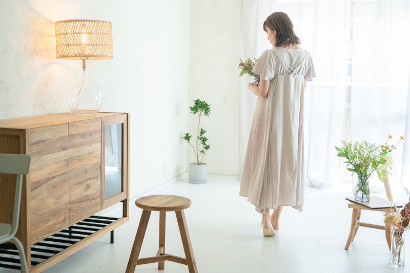 ミニマリストとは_シンプルな部屋にたたずむ女性