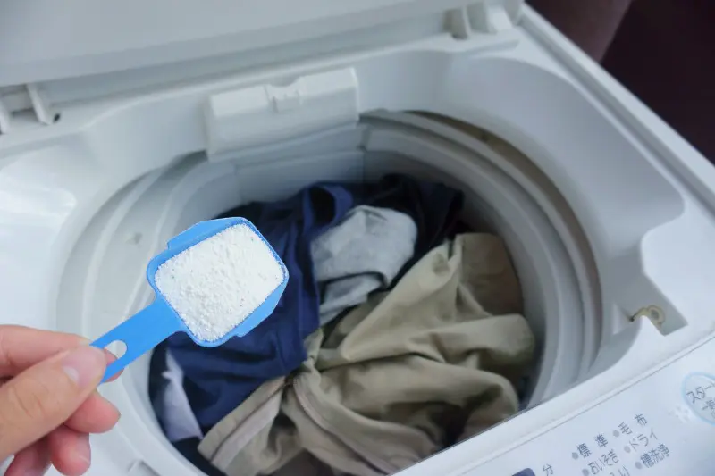 洗濯機の掃除 洗濯機に洗剤を入れる様子